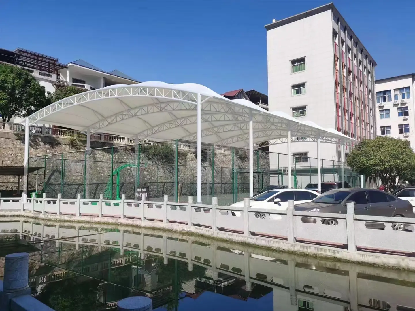 贵州榕江园区停车棚总在漏水生锈？源头膜结构厂家：按本地气候选材，避开三大坑